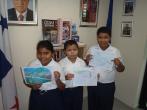 Oceněné děti z  Lidic s reprodukcemi svých obrázků na honorárním konzulátě v hlavním městě Panamy